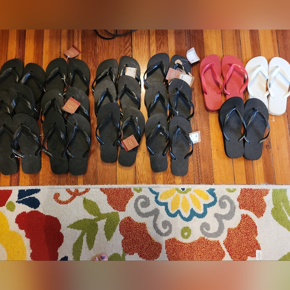 LOT 15 Pairs of Women's Size 9 Havaianas. NEW.